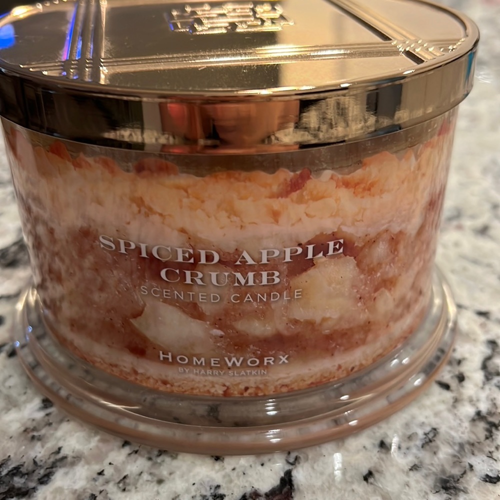 Homeworx spiced apple crumb candle